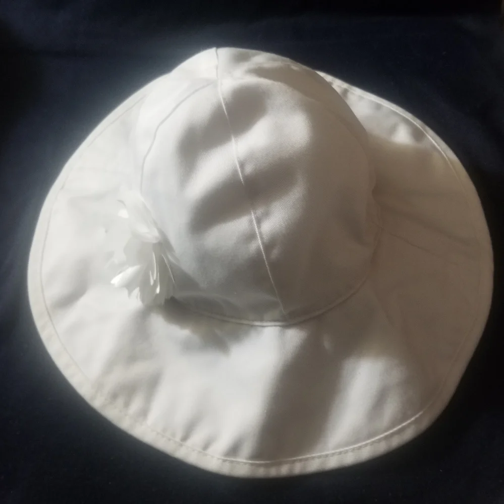 Sweet white cotton/poly sz M hat w flower - Picture 2 of 9